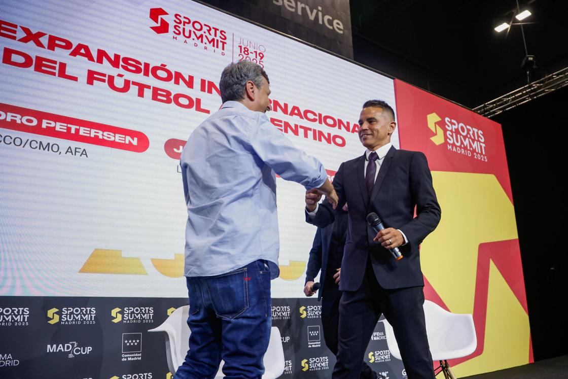 MADRID, 18/06/2025.- Javier Saviola, ex futbolista argentino, interviene en la mesa "La expansión internacional del fútbol Argentino" durante la jornada inaugural del "Sports Summit Madrid 2025" que se celebra en las instalaciones de IFEMA, en Madrid. EFE/David Fernández