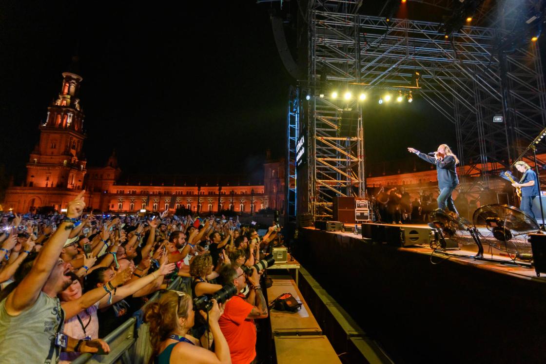 SEVILLA, 22/06/2025.- El grupo mexicano Maná durante el concierto que ofrece este domingo en el Icónica Santa Lucía Sevilla Fest que se celebra en la capital andaluza. EFE/Raúl Caro
