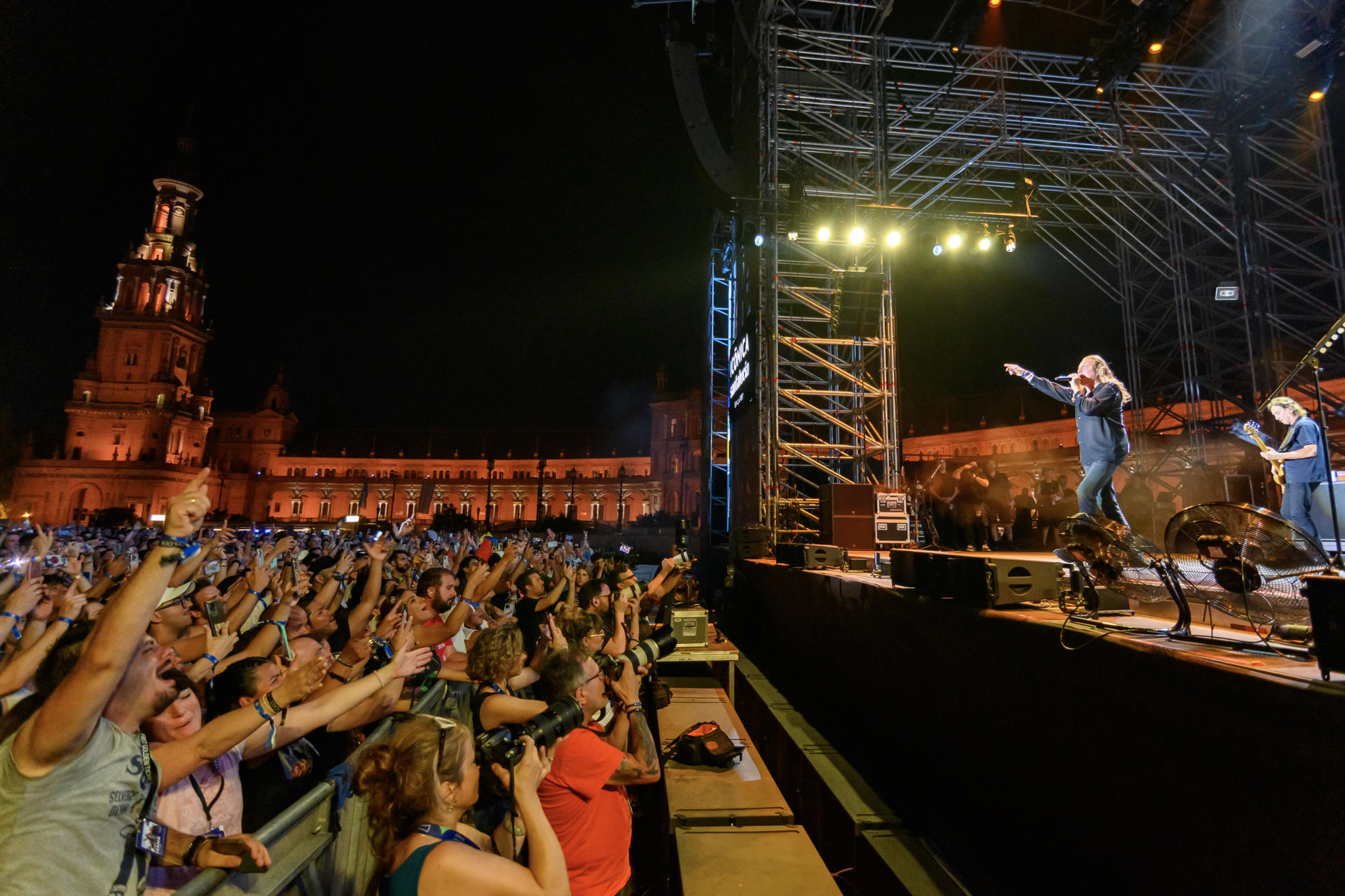 SEVILLA, 22/06/2025.- El grupo mexicano Maná durante el concierto que ofrece este domingo en el Icónica Santa Lucía Sevilla Fest que se celebra en la capital andaluza. EFE/Raúl Caro