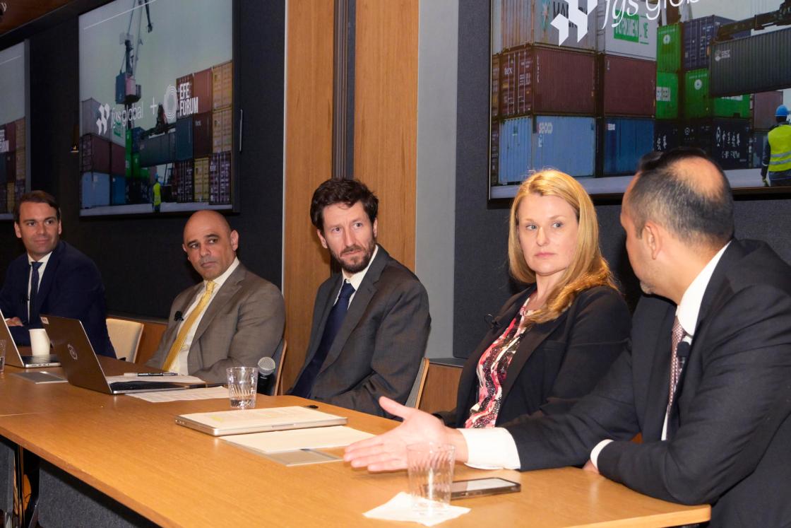 Fotografía que muestra desde la izquierda al socio de FGS Global, Matthis Kaiser; el socio de FGS Global, José Parra; el delegado de la Oficina de EFE, Jairo Mejia; la socia directora de FGS Global, Sarah Trister, y el asociado y asesor en Política Comercial en Sandler, Travis & Rosenberg, David Olave, hablando durante el foro Comercio, aranceles y diplomacia: un análisis de las relaciones de Estados Unidos con América Latina y España en Washington (Estados Unidos). EFE/ Lenin Nolly