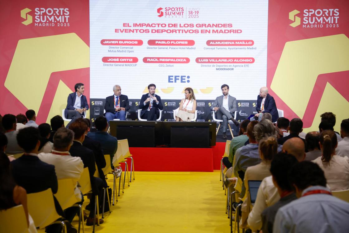 De izquierda a derecha Raúl Respaldiza, CEO de Zeitori; Pablo Flores, Director General del Palace Hotel Madrid; José Ortiz, Director General MADCUP; Almudena Maillo, Concejala del Área de Turismo del Ayuntamiento Madrid; Javier Burgos, Director Comercial, Mutua Madrid Open y Luis Villarejo Alonso, Director de Deportes de la Agencia EFE participan en la mesa "El impacto de los grandes eventos deportivos en Madrid" durante la jornada inaugural del "Sports Summit Madrid 2025". EFE/David Fernández