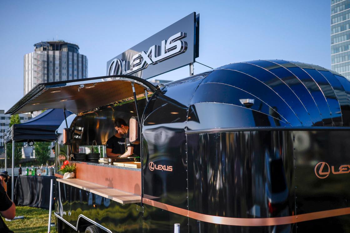 MADRID, 13/06/2025.- El chef del restaurante "Tripea" de Madrid, Roberto Martínez Foronda, participa de la presentación del último proyecto de Lexus, "Omotenashi On The Go", su primer Food Truck de alta gastronomía, que se ha celebrado en Madrid. La firma automovilística Lexus ha presentado en Madrid ‘Omotenashi On-The-Go’, su gastroneta o ‘food truck’, en inglés, con una carrocería negra brillante de más de seis metros de longitud y dos toneladas de peso, que permiten a cuatro cocineros trabajar a la vez para dar servicio a más de 50 comensales en parques, plazas y eventos.- EFE/ David Fernández