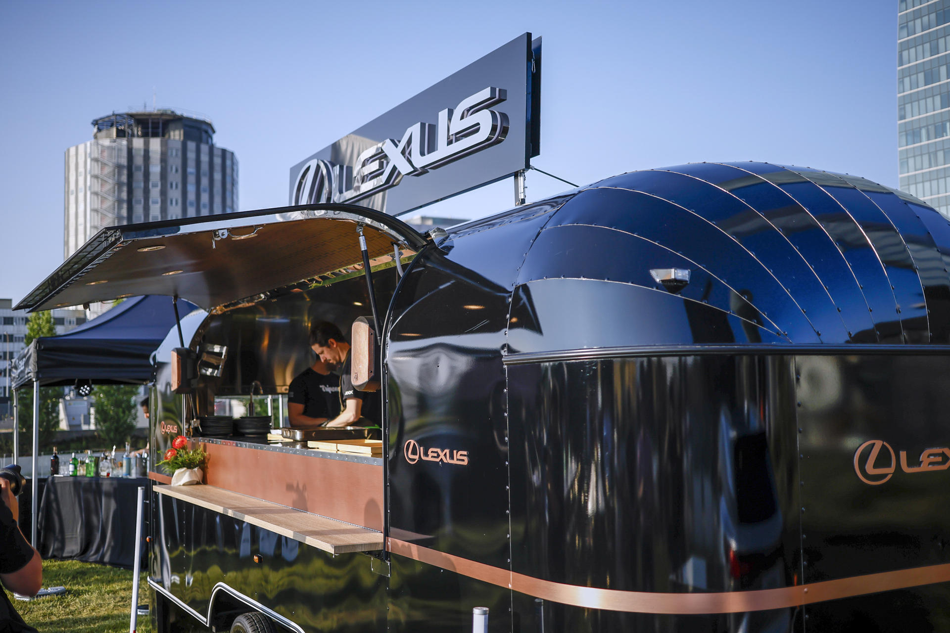 MADRID, 13/06/2025.- El chef del restaurante "Tripea" de Madrid, Roberto Martínez Foronda, participa de la presentación del último proyecto de Lexus, "Omotenashi On The Go", su primer Food Truck de alta gastronomía, que se ha celebrado en Madrid. La firma automovilística Lexus ha presentado en Madrid ‘Omotenashi On-The-Go’, su gastroneta o ‘food truck’, en inglés, con una carrocería negra brillante de más de seis metros de longitud y dos toneladas de peso, que permiten a cuatro cocineros trabajar a la vez para dar servicio a más de 50 comensales en parques, plazas y eventos.- EFE/ David Fernández