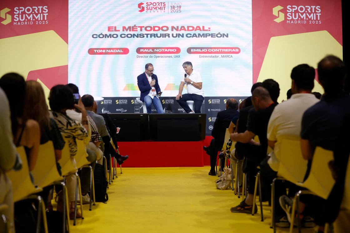 MADRID, 18/06/2025.- Toni Nadal (d), ex entrenador del tenista Rafa Nadal, interviene junto al moderador Emilio Contreras, periodista de Marca, en la mesa "El Método Nadal: Cómo Construir un Campeón" durante la jornada inaugural del "Sports Summit Madrid 2025" que se celebra en las instalaciones de IFEMA, en Madrid. EFE/David Fernández 