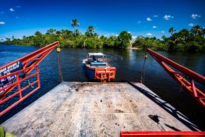 Fotografía cedida por la oficina de Divulgación Embratur y Sebrae de una embarcación en el Parque Nacional de los Lençóis Maranhenses. Un desierto de dunas blancas que esconde miles de lagunas de agua dulce y cristalina: este es el paisaje surrealista de los Lençóis Maranhenses, el paraíso que causa furor en las redes sociales y se ha convertido en un símbolo del turismo sostenible de Brasil. EFE/Divulgación Embratur y Sebrae /SOLO USO EDITORIAL NO VENTAS/SOLO DISPONIBLE PARA ILUSTRAR LA NOTICIA QUE ACOMPAÑA (CRÉDITO OBLIGATORIO)MÁXIMA CALIDAD DISPONIBLE