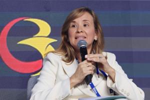 La presidenta ejecutiva del Banco Centroamericano de Integración Económica (BCIE), Gisela Sánchez, habla durante el foro 'La voz de los cooperantes' en la segunda jornada de la 59 Convención Bancaria este jueves, en Cartagena (Colombia). EFE/ Ricardo Maldonado Rozo