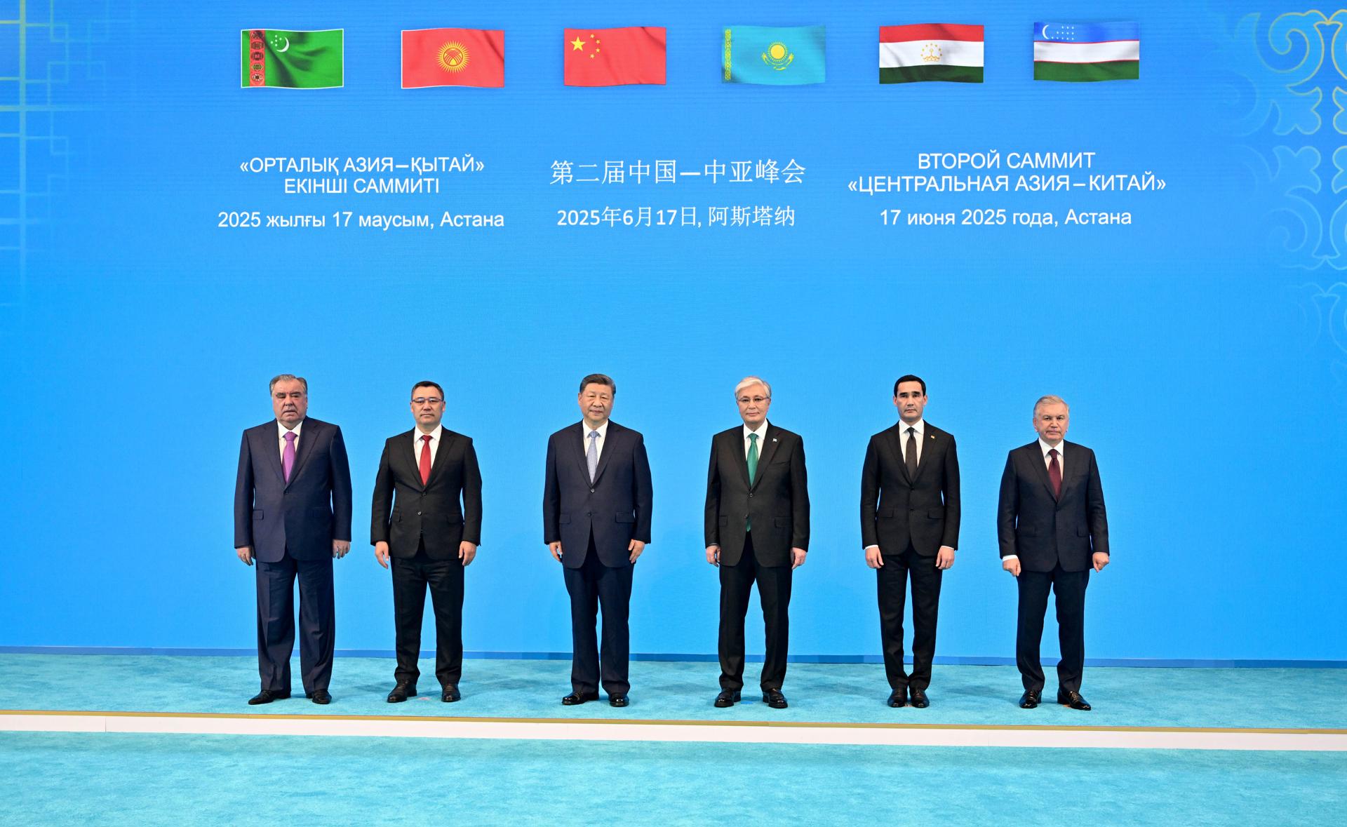 Astana (Kazakhstan), 17/06/2025.- A handout picture made available by by Kyrgyzstan Presidential Press Office shows (L-R) Tajik President Emomali Rahmon, Kyrgyz President Sadyr Japarov, Chinese President Xi Jinping, Kazakh President Kassym-Jomart Tokayev, Turkmen President Serdar Berdimuhamedov and Uzbek President Shavkat Mirziyoyev posing for a photograph during the second Central Asia-China summit in Astana, Kazakhstan, 17 June 2025. The summit sees the participation of regional heads of state from 16 to 18 June. (Kazajstán, Kirguistán) EFE/EPA/SULTAN DOSALIEV/KYRGYZSTAN PRESIDENTIAL PRESS OFFICE HANDOUT HANDOUT EDITORIAL USE ONLY/NO SALES