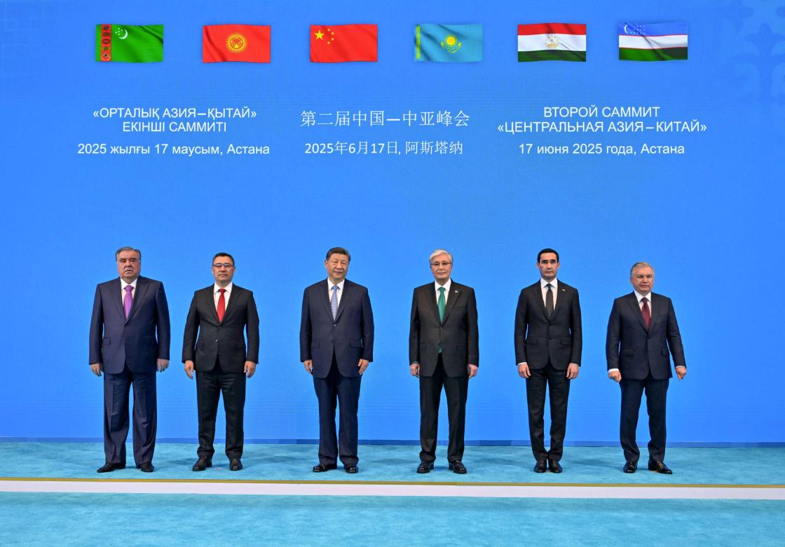 ASTANÁ (KAZAJISTÁN), 17/06/2025.- Fotografía de familia de los asistentes a la reunión China-Asia Central celebrada este martes, en Astaná (Kazajistán). El presidente chino, Xi Jinping, advirtió este martes, durante la segunda cumbre China-Asia Central, que en las guerras comerciales no hay vencedores, en una claro mensaje dirigido a EE.UU. En la una guerra arancelaria y comercial no hay vencedores. El unilateralismo, proteccionismo y hegemonismo perjudicarán a los demás y a uno mismo, dijo Xi durante su intervención en el plenario celebrado en la capital kazaja. EFE/ Presidencia De Kazajistán SOLO USO EDITORIAL SOLO DISPONIBLE PARA ILUSTRAR LA NOTICIA QUE ACOMPAÑA (CRÉDITO OBLIGATORIO)