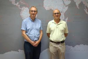 MÁLAGA, 13/06/2025.- Una universidad europea centrada en poner el conocimiento académico para aumentar el bienestar de la sociedad, ese es el objetivo de Uninovis, una alianza europea de siete universidades que, también desde Málaga, ofrecerá grados, másteres y proyectos de investigación relacionados con la ciencia de datos. En la imagen, el vicerrector de Movilidad y Proyectos Internacionales, Enrique Nava (i) y el coordinador de Uninovis en la UMA, el profesor del Área de Lengua Española Ignacio Moreno-Torres (d), posan para EFE. EFE/María Alonso