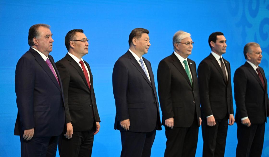 ASTANA (Kazajistán), 17/06/2025.- Fotografía de familia de los asistentes a la reunión China-Asia Central celebrada este martes, en Astaná (Kazajistán). El presidente chino, Xi Jinping, advirtió este martes, durante la segunda cumbre China-Asia Central, que en las guerras comerciales no hay vencedores, en una claro mensaje dirigido a EE.UU. En la una guerra arancelaria y comercial no hay vencedores. El unilateralismo, proteccionismo y hegemonismo perjudicarán a los demás y a uno mismo, dijo Xi durante su intervención en el plenario celebrado en la capital kazaja. EFE/EPA/OFICINA DE PRENSA PRESIDENCIAL DE KIRGUISTÁN IMAGEN FACILITADA POR LA OFICINA DE PRENSA PRESIDENCIAL DE KIRGUISTÁN SOLO PARA USO EDITORIAL/NO VENTA