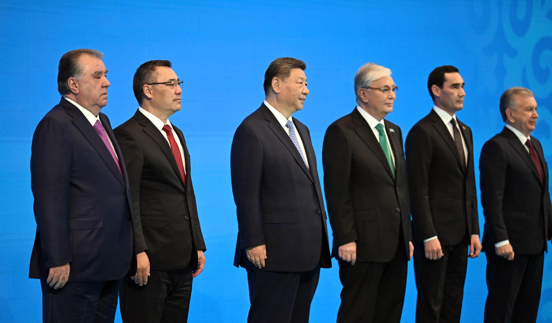 ASTANA (Kazajistán), 17/06/2025.- Fotografía de familia de los asistentes a la reunión China-Asia Central celebrada este martes, en Astaná (Kazajistán). El presidente chino, Xi Jinping, advirtió este martes, durante la segunda cumbre China-Asia Central, que en las guerras comerciales no hay vencedores, en una claro mensaje dirigido a EE.UU. En la una guerra arancelaria y comercial no hay vencedores. El unilateralismo, proteccionismo y hegemonismo perjudicarán a los demás y a uno mismo, dijo Xi durante su intervención en el plenario celebrado en la capital kazaja. EFE/EPA/OFICINA DE PRENSA PRESIDENCIAL DE KIRGUISTÁN IMAGEN FACILITADA POR LA OFICINA DE PRENSA PRESIDENCIAL DE KIRGUISTÁN SOLO PARA USO EDITORIAL/NO VENTA