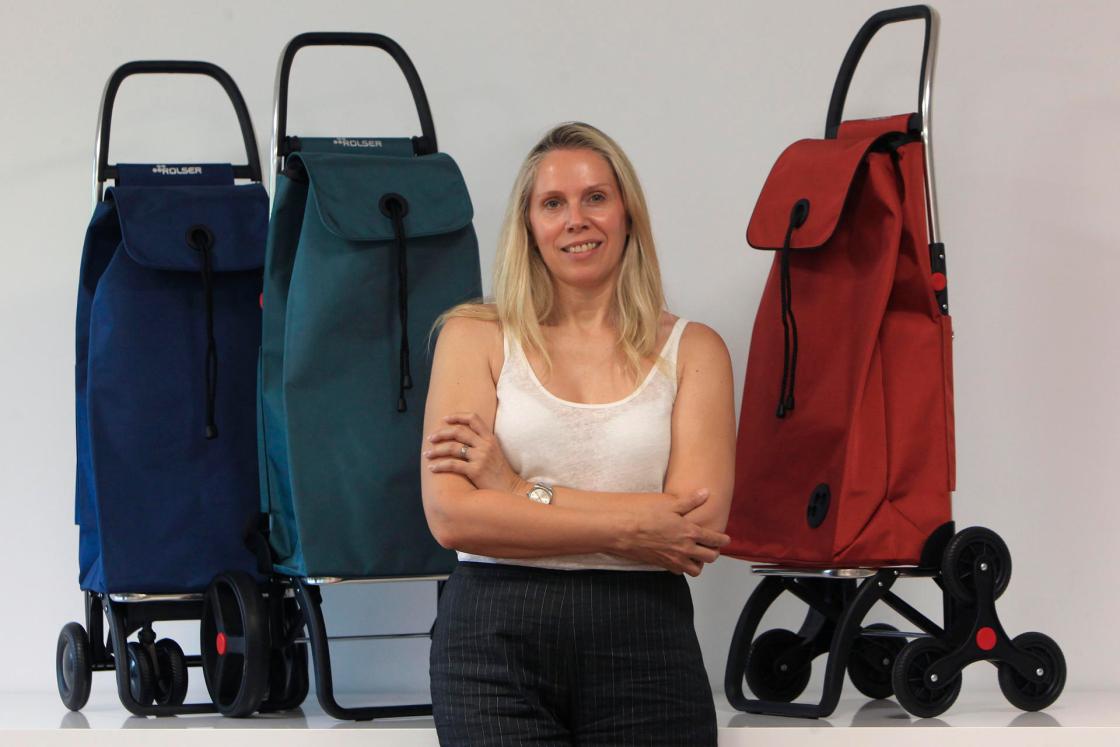 GRAFCVA8294. PEDREGUER (ALICANTE), 25/06/2025.- La marca líder en carros de la compras ROLSER lanza la campaña "El placer de caminar con ROLSER" una invitación a redescubrier los beneficios físicos, mentales y emocionales de caminar con consciencia, comodidad y ligereza. Y para ello esta temporada estival llega con una edición especial de su modelo emblemático, el IMAX MF, con nuevos colores y tejidos además de una nueva línea de bolsos como la Urban Bag Kaki, la Polar Bag Marin o y la Thermo Bag Marina y Costa Rica. En la imagen, la CEO de ROLSER, Mireia Server con la línea de carros Clec Termo Eco 8 Plus, primer carro 100% reciclado y reciclable. EFE/Morell