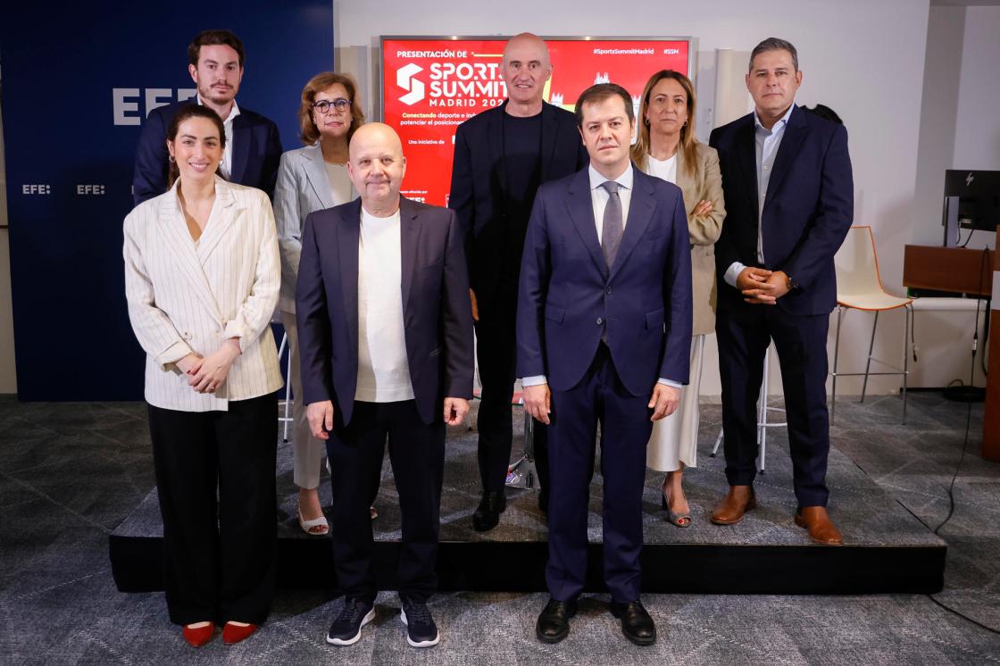 MADRID, 03/06/2025.- José Ortíz (i atrás), Director General de la MADCUP; Luis Martín, Viceconsejero de Cultura, Turismo y Deporte de la Comunidad de Madrid (d, delante); Luis Villarejo, Director de Deportes de EFE, este martes durante la presentación del "Sports Summit Madrid 2025" en la sede de la Agencia EFE en Madrid. EFE/David Fernández
