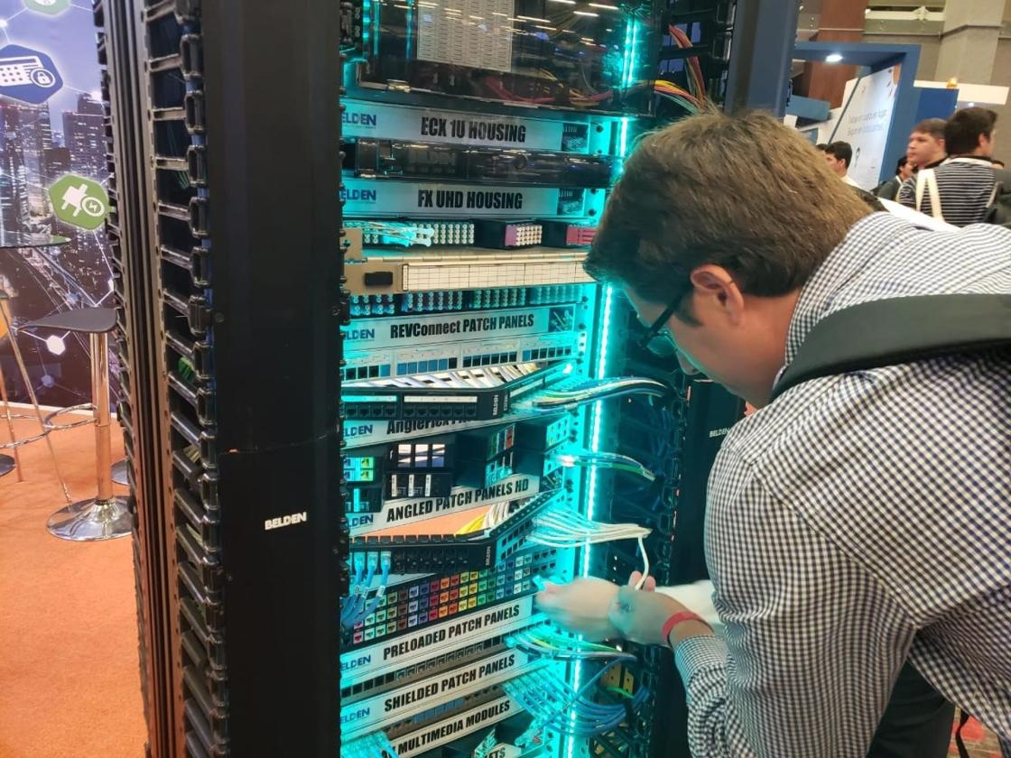 Fotografía de archivo del 30 de octubre de 2019 de una persona durante el 'World of Solutions' en Cancún, estado de Quintana Roo (México). EFE/ Alonso Cupul ARCHIVO