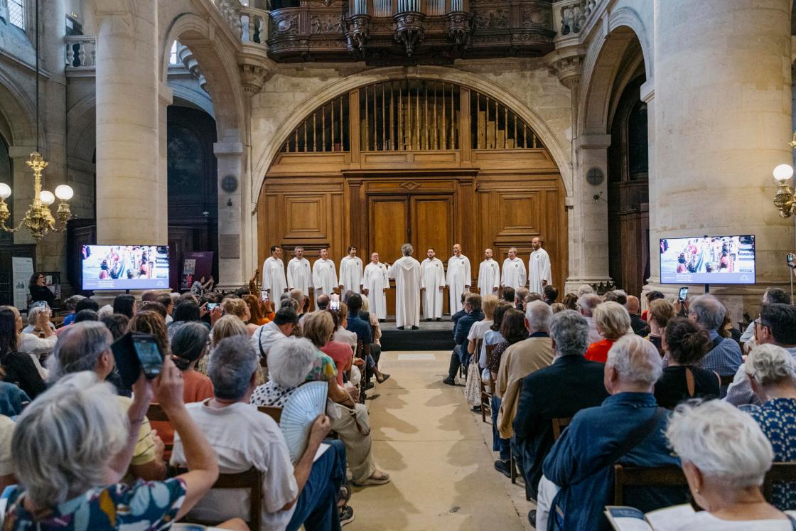 PARÍS, 23/06/2025.- Una de las iglesias más antiguas y emblemáticas de París, Saint Étienne du Mont, acoge este lunes un concierto del Misteri d'Elx y una exposición que, con motivo del Año Jubilar por el 75 aniversario del Dogma de la Asunción, pretende promocionar Elche como destino turístico. EFE/Valentina Camu 