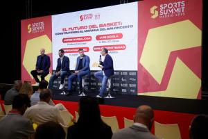 MADRID, 18/06/2025.- Los ex jugadores de Baloncesto Ferrán Martínez (i), Jorge Garbajosa (2i) y Luis Scola (2d) junto al moderador Emilio Contreras (d), periodista de Marca, participan en la mesa "El Futuro del Basket. Construyendo el mañana del Baloncesto" durante la jornada inaugural del "Sports Summit Madrid 2025" que se celebra en las instalaciones de IFEMA, en Madrid. EFE/David Fernández