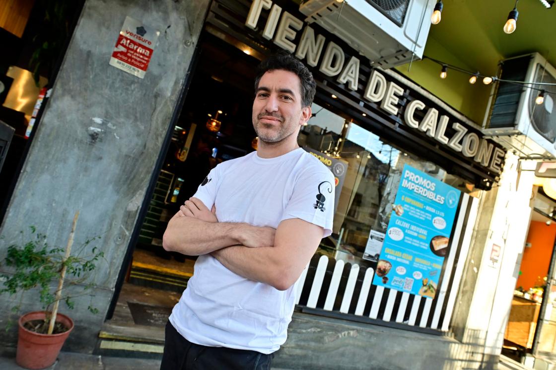 Juan Zancarini, socio de "Cata, Tienda de Calzone y Empanadas" posa durante una entrevista con EFE este jueves, en Buenos Aires (Argentina). EFE/ Matías Martín Campaya
