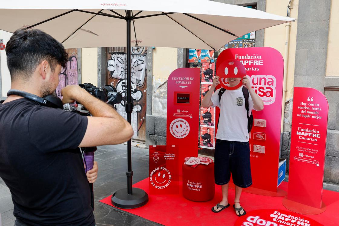 GRAFCAN1569. LAS PALMAS DE GRAN CANARIA, 17/06/2025.- En la imagen, un joven participa en la campaña con sus sonrisa. EFE/ Elvira Urquijo A.