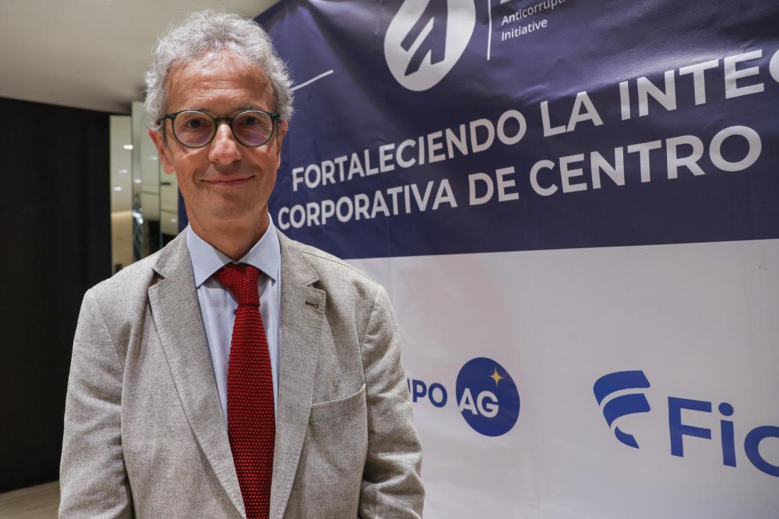 El presidente de la organización Transparencia Internacional, François Valerian, posa durante una entrevista con EFE en Ciudad de Guatemala (Guatemala). EFE/ Mariano Macz