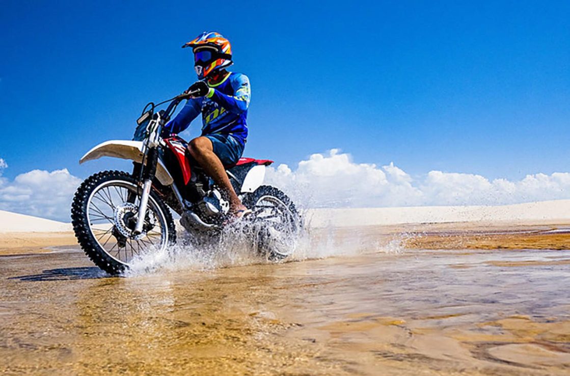 Fotografía cedida por la oficina de Divulgación Embratur y Sebrae que muestra un motociclista recorriendo una duna en el Parque Nacional de los Lençóis Maranhenses. Un desierto de dunas blancas que esconde miles de lagunas de agua dulce y cristalina: este es el paisaje surrealista de los Lençóis Maranhenses, el paraíso que causa furor en las redes sociales y se ha convertido en un símbolo del turismo sostenible de Brasil. EFE/Divulgación Embratur y Sebrae /SOLO USO EDITORIAL NO VENTAS/SOLO DISPONIBLE PARA ILUSTRAR LA NOTICIA QUE ACOMPAÑA (CRÉDITO OBLIGATORIO)MÁXIMA CALIDAD DISPONIBLE