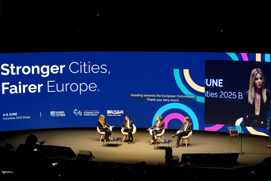 En la foto:Ricardo Rio (d) y el vicepresidente del Parlamento Europeo, Younous Omarjee (3) en la sesión de apertura /foto, cedidas por la Cámara Municipal de Braga.