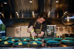 MADRID, 13/06/2025.- El chef del restaurante "Tripea" de Madrid, Roberto Martínez Foronda, participa de la presentación del último proyecto de Lexus, "Omotenashi On The Go", su primer Food Truck de alta gastronomía, que se ha celebrado en Madrid. La firma automovilística Lexus ha presentado en Madrid ‘Omotenashi On-The-Go’, su gastroneta o ‘food truck’, en inglés, con una carrocería negra brillante de más de seis metros de longitud y dos toneladas de peso, que permiten a cuatro cocineros trabajar a la vez para dar servicio a más de 50 comensales en parques, plazas y eventos.- EFE/ David Fernández