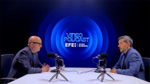 Javier Gil (d), responsable de implementación y desarrollo de inteligencia artificial (IA) en LaLiga, y Luis Villarejo (i), director de Deportes de EFE, durante un nuevo episodio del videopodcast de EFE Sports Business.EFE