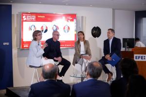 MADRID, 03/06/2025.- De izquierda a derecha Sara Bieger, CEO de la Cámara Franco- Española de Comercio e Industria; Óscar Vilda, CEO de DAZN España y Portugal; Inmaculada Benito, Directora del departamento de Turismo, Cultura y Deporte del CEOE y Sebastián Lateulade, Fundador y CEO de Sports Summit Global , este martes durante la presentación del "Sports Summit Madrid 2025" en la sede de la Agencia EFE en Madrid. EFE/David Fernández
