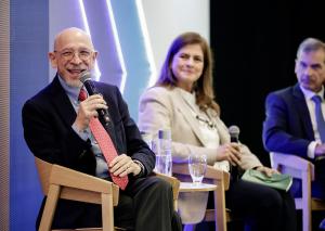 El doctor Francisco Becerra (i) consultor en salud pública y políticas sanitarias, participa durante un foro organizado por la compañía Roche, este martes en San José (Costa Rica). EFE/Jeffrey Arguedas