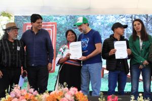 Fotografía del alcalde de Quito, Pabel Muñoz (c), entregando certificados a 60 nuevos gestores con el fin de fortalecer las capacidades locales en áreas como turismo rural, diagnóstico territorial y gestión participativa, en Yunguilla (Ecuador). EFE/ José Jácome