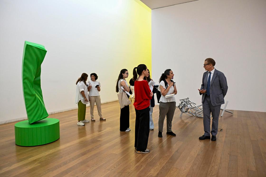 En la imagen, visitantes junto al director del Museo de Serralves, Philippe Vergne, durante una visita de la nueva muestra 'Pruebas materiales'.//CRÉDITO MUSEO DE SERRALVES