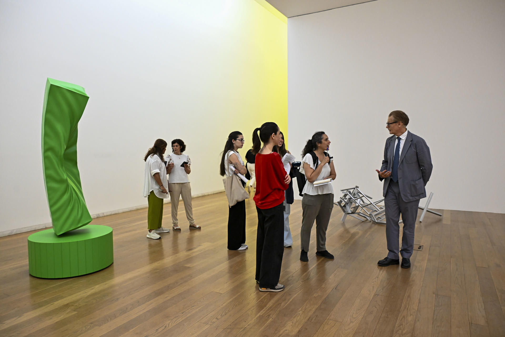 En la imagen, visitantes junto al director del Museo de Serralves, Philippe Vergne, durante una visita de la nueva muestra 'Pruebas materiales'.//CRÉDITO MUSEO DE SERRALVES
