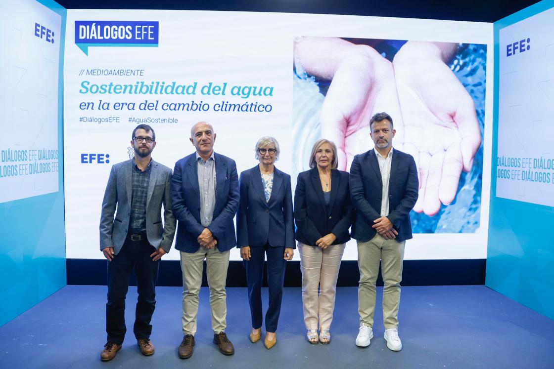 MADRID, 03/06/2025.- De izquierda a derecha Roger Ruiz, ingeniero geólogo y consultor en Ingeniería Hidráulica, Hidrogeología y Riesgos Naturales en Sorodron; Samuel Moraleda, presidente de la Confederación Hidrográfica del Guadiana; Concha Zorrilla, directora general para la Transición Hídrica del departamento de Territorio, Vivienda y Transición Ecológica de la Generalitat de Catalunya, María Rosa Araujo, presidenta de la Reserva de la Biosfera La Siberia, e Iván Álvarez, Responsable de Sostenibilidad de la división de Aguas de Nestlé participan en el debate de Diálogos EFE 'Sostenibilidad del agua en la era del cambio climático', organizado por la Agencia EFE y Nestlé, en el plató de la Agencia EFE en Madrid este martes. EFE/David Fernández