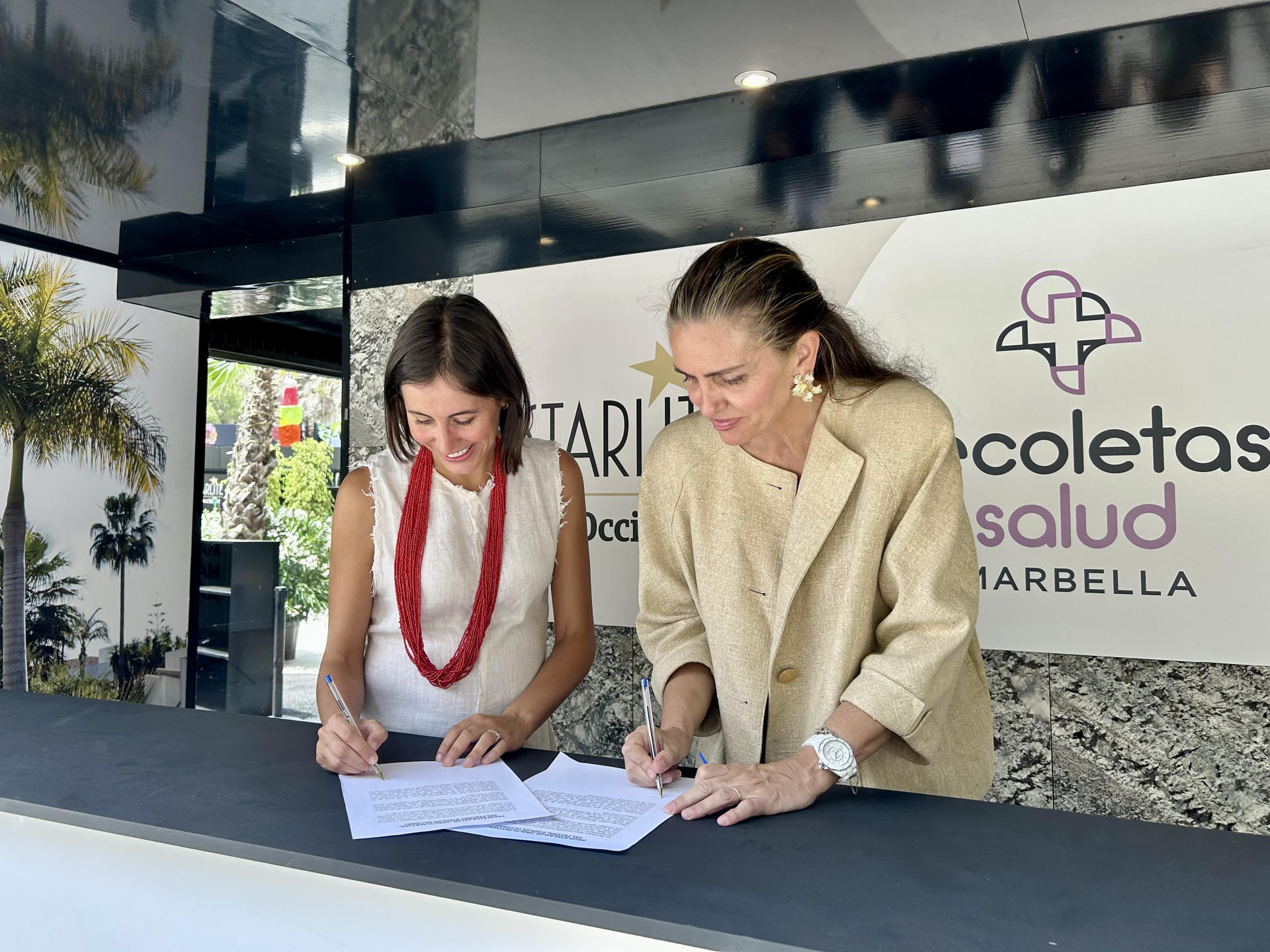 MARBELLA (MÁLAGA), 14/06/2025.- Atender a las personas cuando lo necesitan y favorecer que vivan más, mejor y más felices es uno de los objetivos prioritarios del Grupo Recoletas Salud, una entidad con más de 35 años de experiencia en el sector sanitario, que acaba de incorporarse como 'health partner' al universo del festival Starlite Occidente. En la imagen, la directora gerente del Grupo Recoletas Salud, Carmen Rodríguez (i), y la cofundadora y presidenta del Grupo Starlite, Sandra García-Sanjuán (d). EFE/Esther Gómez