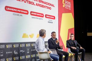 MADRID, 18/06/2025.- Javier Saviola (c), ex futbolista argentino, interviene en la mesa "La expansión internacional del fútbol Argentino" durante la jornada inaugural del "Sports Summit Madrid 2025" que se celebra en las instalaciones de IFEMA, en Madrid. EFE/David Fernández