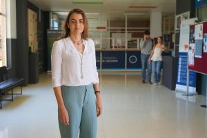 MA01. MÁLAGA, 1/06/2025.- La profesora del Departamento de Economía Aplicada de la UMA Elena Bárcena, investigadora principal del proyecto pionero liderado por la Universidad de Málaga (UMA) denominado 'Perfilado de las secciones censales de Málaga para la reformulación de la Agenda Urbana', cuy0 objetivo es reducir la vulnerabilidad de los barrios a través de las evidencias científicas. Este estudio permitirá ofrecer un diagnóstico con la situación real que viven los ciudadanos en cada zona proporcionando datos empíricos al Ayuntamiento para que sus medidas sean más eficaces.EFE/María Alonsovo deEste proyecto, 