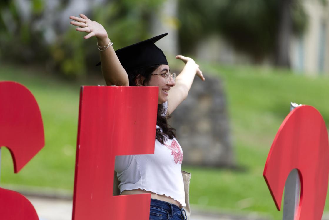 AME2832. RÍO PIEDRAS (PUERTO RICO), 03/06/2025.- A student on May 28, 2025 in Rio Piedras (Puerto Rico). International students from countries as diverse as Colombia, Mexico, Costa Rica, India, and China are coming to Puerto Rico attracted by science, music, and engineering degrees, thanks to the help from the island's universities in processing the visas required by US authorities. EFE/ Thais Llorca