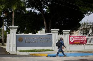 Un estudiante camina frente a la Universidad del Sagrado Corazón en San Juan (Puerto Rico). EFE/ Thais Llorca