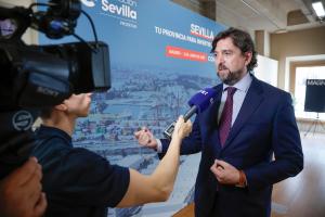 MADRID, 02/06/2025.- El presidente de la Asociación Sevilla City One, Pedro Salvador Albiñana, durante su participación hoy lunes en la presentación de ´Sevilla, tu provincia para invertir al Sur de Europa´, organizado por la Diputación de Sevilla y "City One Sevilla" en la sede del Colegio Oficial de Arquitectos de Madrid. EFE/David Fernández.