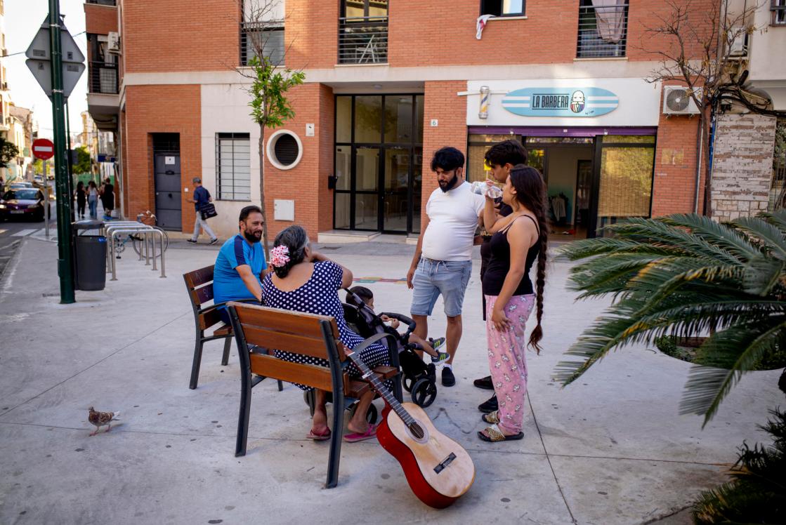 MÁLAGA, 01/06/2025.- Una familia conversa en la plaza de Lagunillas, en Málaga. Reducir la vulnerabilidad de los barrios a través de las evidencias científicas es el objetivo de un proyecto pionero liderado por la Universidad de Málaga (UMA) que busca proporcionar datos empíricos al Ayuntamiento para que sus medidas sean más eficaces. EFE/ Jorge Zapata