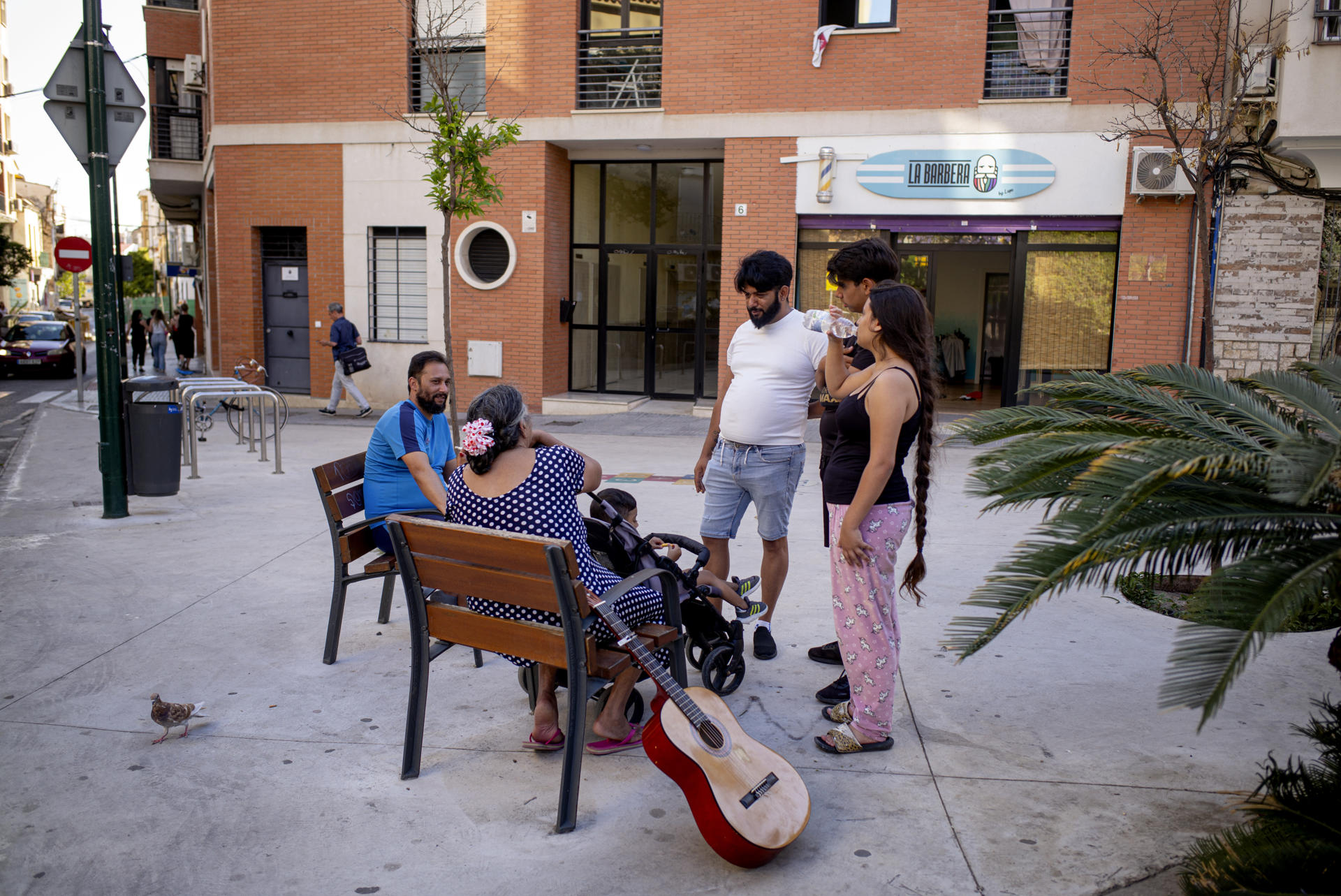MÁLAGA, 01/06/2025.- Una familia conversa en la plaza de Lagunillas, en Málaga. Reducir la vulnerabilidad de los barrios a través de las evidencias científicas es el objetivo de un proyecto pionero liderado por la Universidad de Málaga (UMA) que busca proporcionar datos empíricos al Ayuntamiento para que sus medidas sean más eficaces. EFE/ Jorge Zapata