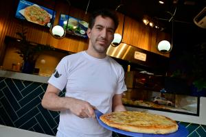 Juan Zancarini, socio de "Cata, Tienda de Calzone y Empanadas" posa durante una entrevista con EFE este jueves, en Buenos Aires (Argentina). EFE/ Matías Martín Campaya