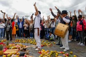 Personas participan en la celebración del Inti Raymi (Fiesta del Sol, en quechua) este sábado, en Quito (Ecuador).  EFE/ Santiago Fernández