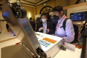 Fotografía de archivo del 23 de junio de 2022 de personas visitando el Congreso LATAM ICT 2022 en Cancún, estado de Quintana Roo (México). EFE/ Alonso Cupul ARCHIVO