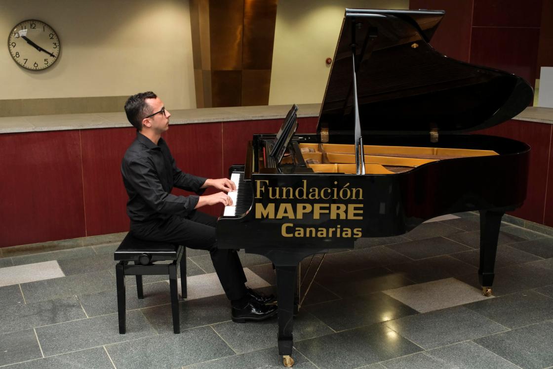GRAFCAN1740. SANTA CRUZ DE TENERIFE (ESPAÑA), 20/06/2025.- El pianista Gabriel Álvarez Doreste interpreta un pequeño concierto este viernes en el Hospital Nuestra Señora de La Candelaria en Santa Cruz de Tenerife, tras la donación del instrumento realizada por la Fundación Mapfre Canarias. EFE/Alberto Valdés