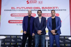 MADRID, 18/06/2025.- Los ex jugadores de Baloncesto Ferrán Martínez (i), Jorge Garbajosa (c) y Luis Scola (d) participan en la mesa "El Futuro del Basket. Construyendo el mañana del Baloncesto" durante la jornada inaugural del "Sports Summit Madrid 2025" que se celebra en las instalaciones de IFEMA, en Madrid. EFE/David Fernández