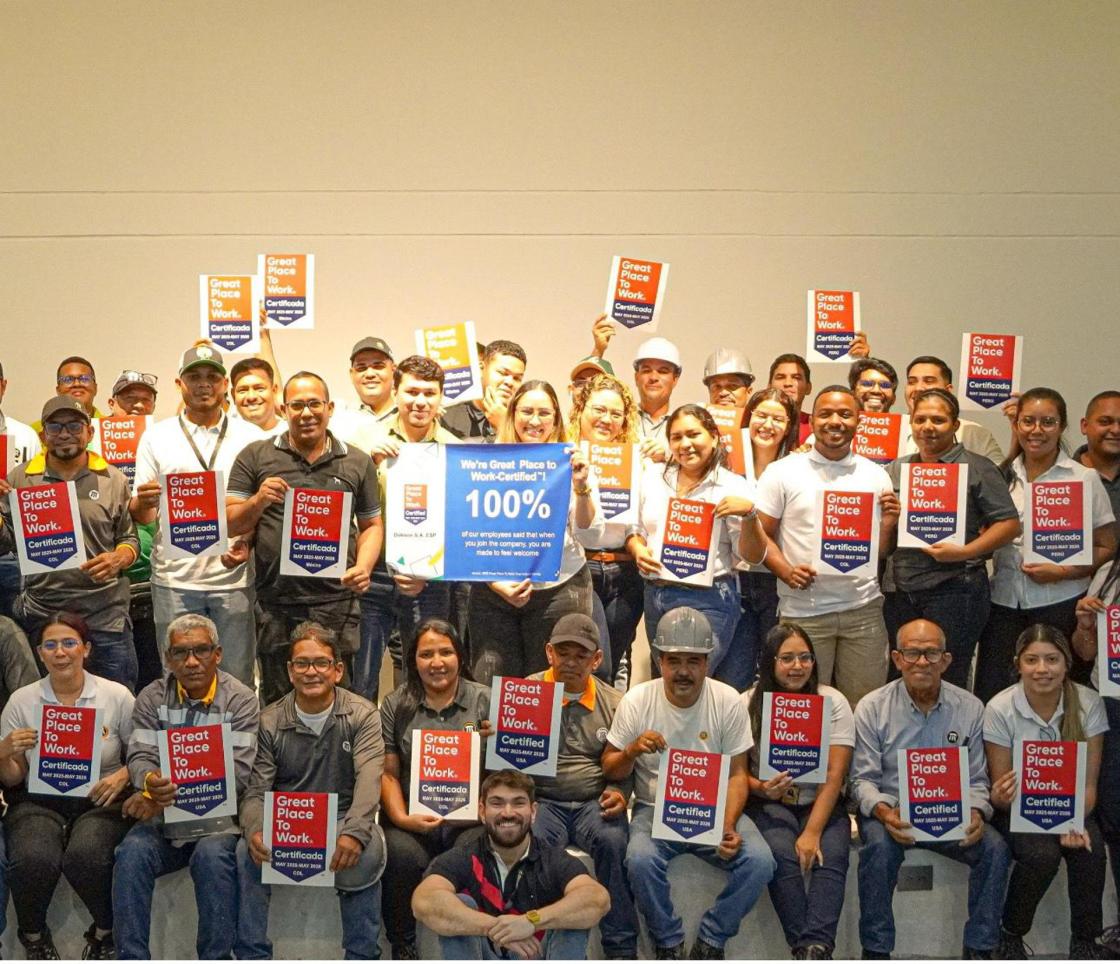 Pie de foto: Colaboradores de una de las sedes celebrando acreditacion    Autor: Dolmen