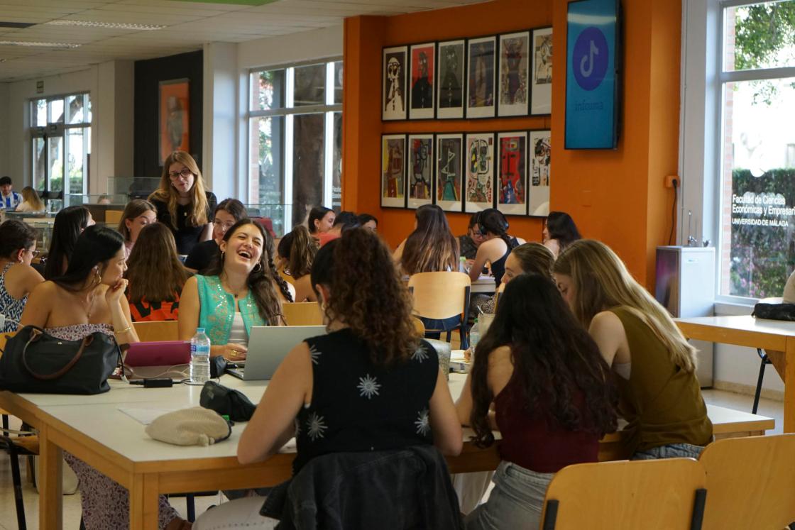 MÁLAGA, 13/06/2025.- Una universidad europea centrada en poner el conocimiento académico para aumentar el bienestar de la sociedad, ese es el objetivo de Uninovis, una alianza europea de siete universidades que, también desde Málaga, ofrecerá grados, másteres y proyectos de investigación relacionados con la ciencia de datos. En la imagen, estudiantes en la Universidad de Málaga. EFE/María Alonso
