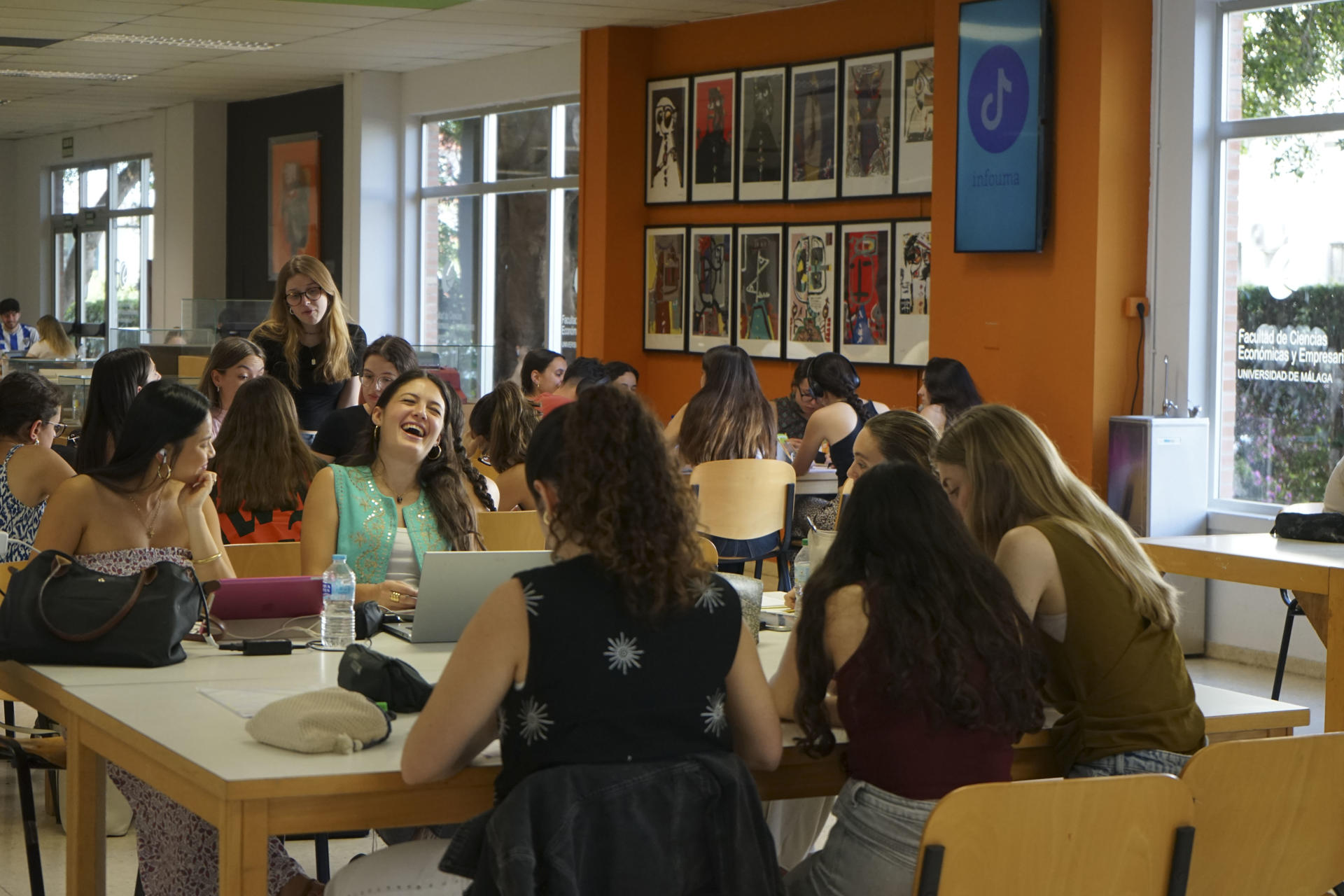 MÁLAGA, 13/06/2025.- Una universidad europea centrada en poner el conocimiento académico para aumentar el bienestar de la sociedad, ese es el objetivo de Uninovis, una alianza europea de siete universidades que, también desde Málaga, ofrecerá grados, másteres y proyectos de investigación relacionados con la ciencia de datos. En la imagen, estudiantes en la Universidad de Málaga. EFE/María Alonso