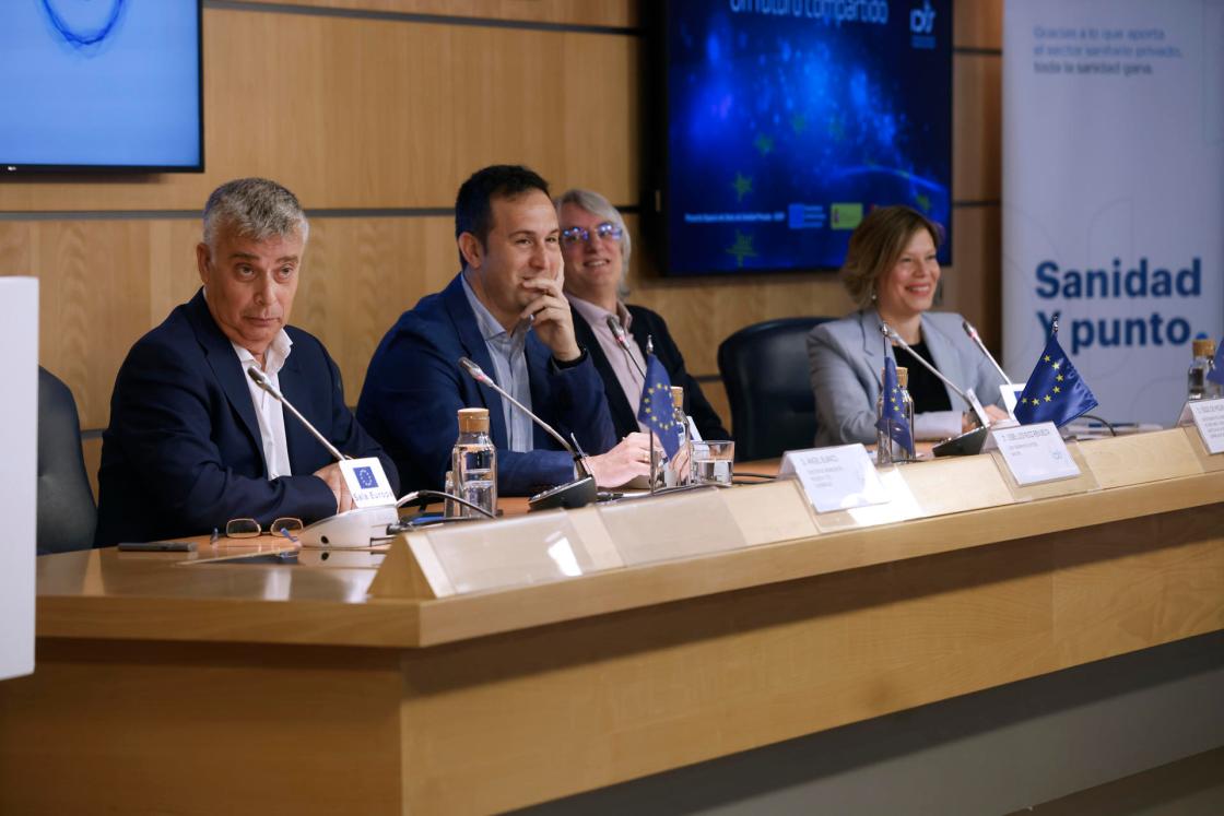 MADRID, 05/06/2025.- El director de Comunicación de Quirón Salud, Ángel Blanco (i); el chief Information Officer de Sanitas, José Luis Ruiz, y el investigador de la Universidad del País Vasco, Íñigo de Miguel (3i), durante la jornada organizada por la Fundación IDIS este jueves en Madrid, para debatir sobre un Espacio Europeo de Datos Sanitarios y las posibles ventajas de crear un espacio común en esta materia. EFE/Blanca Millez